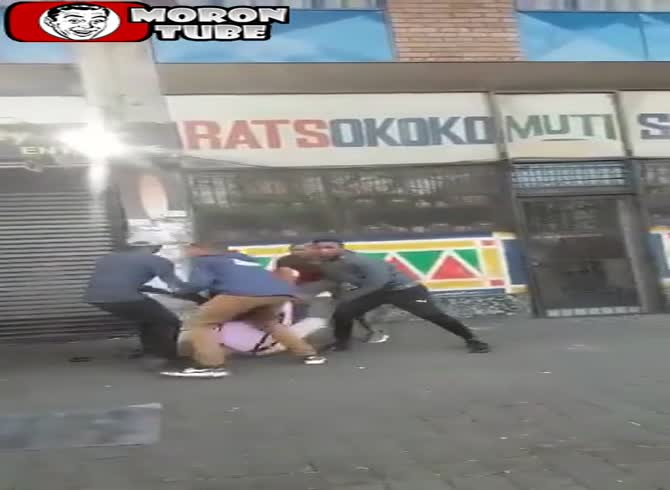 Video :Shocking gang robbery captured by passerby in South Africa